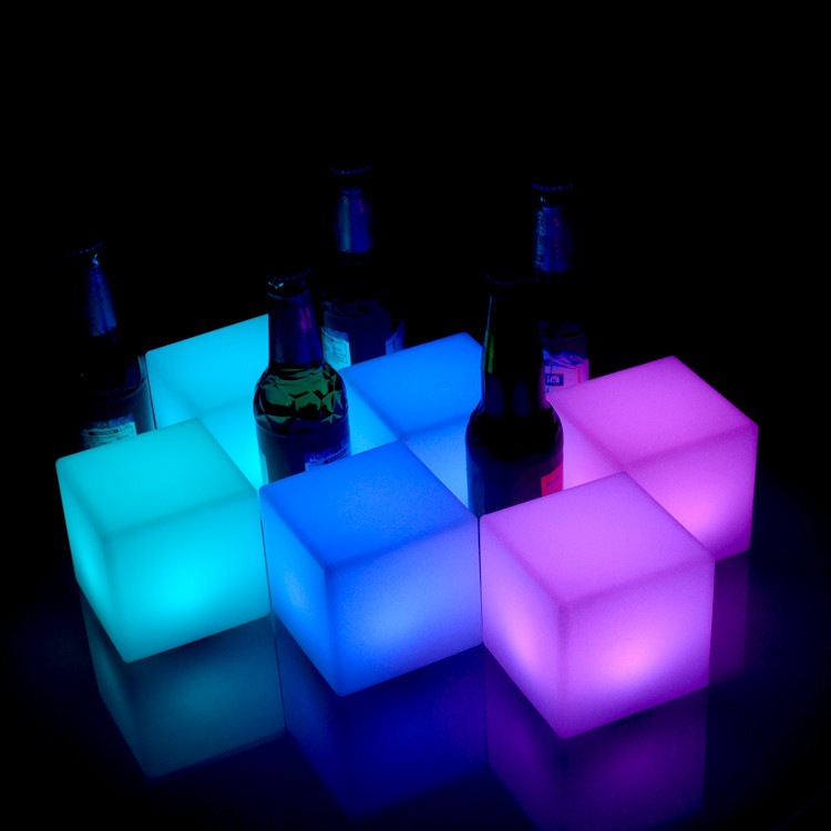 Hot sale luz cubo LED cuadrado en una carga de control remoto atmósfera bar lámpara de escritorio lámpara de noche lámpara de escritorio