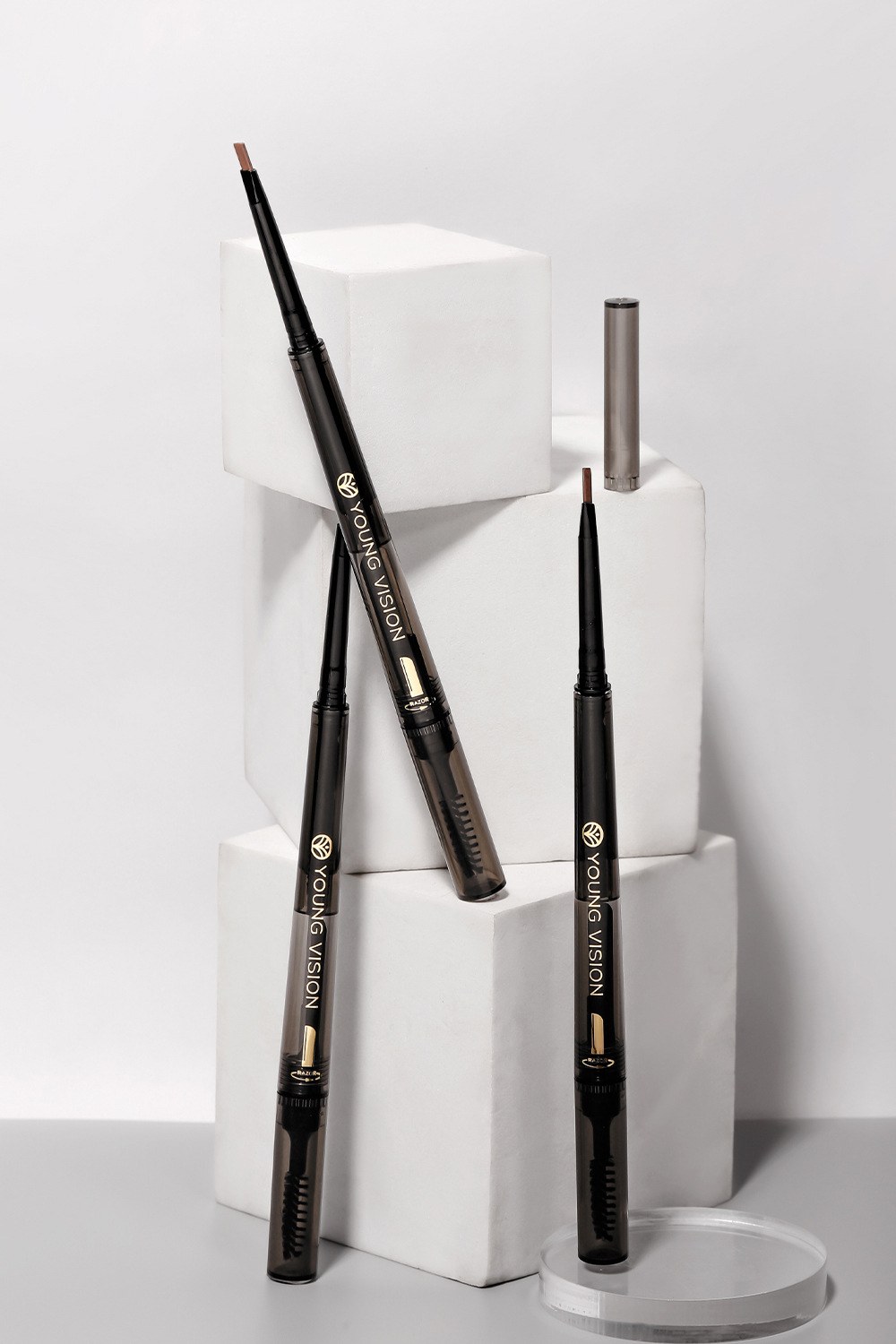 YOUNG VISION's foggy three-in-one eyebrow pencil is not prone to smudging. It features a fine and soft brush and eyebrow blade undefined