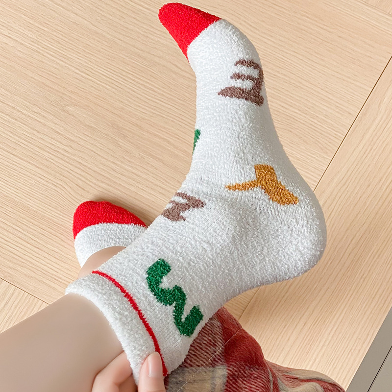 Otoño e invierno calcetines de Navidad dibujos animados de las mujeres rectas Navidad bilateral terciopelo serie MEDIADOS DE-becerro lindo hogar calcetines al por mayor