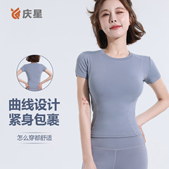体を修めるヨガの服の女性の運動のフィットネスの服はタイトジョギングして汗を吸います。