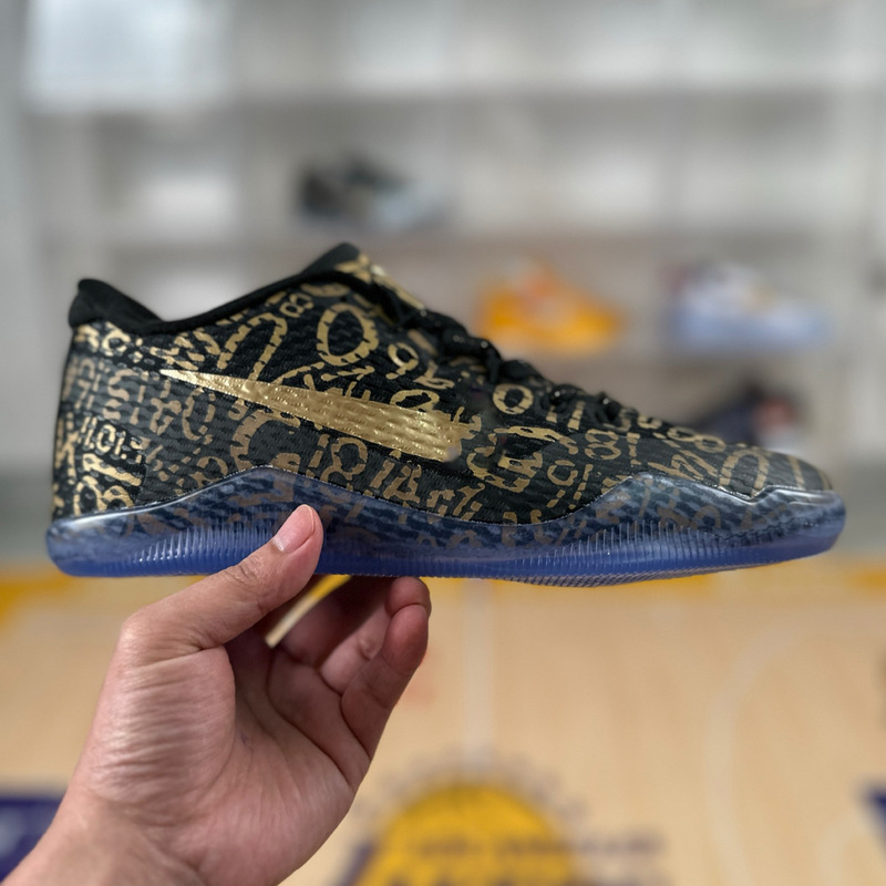 Kobe 11 practical basketball shoes black and gold Mamba Kobe 11 combat boots outdoor training shoes men's sports sneakers