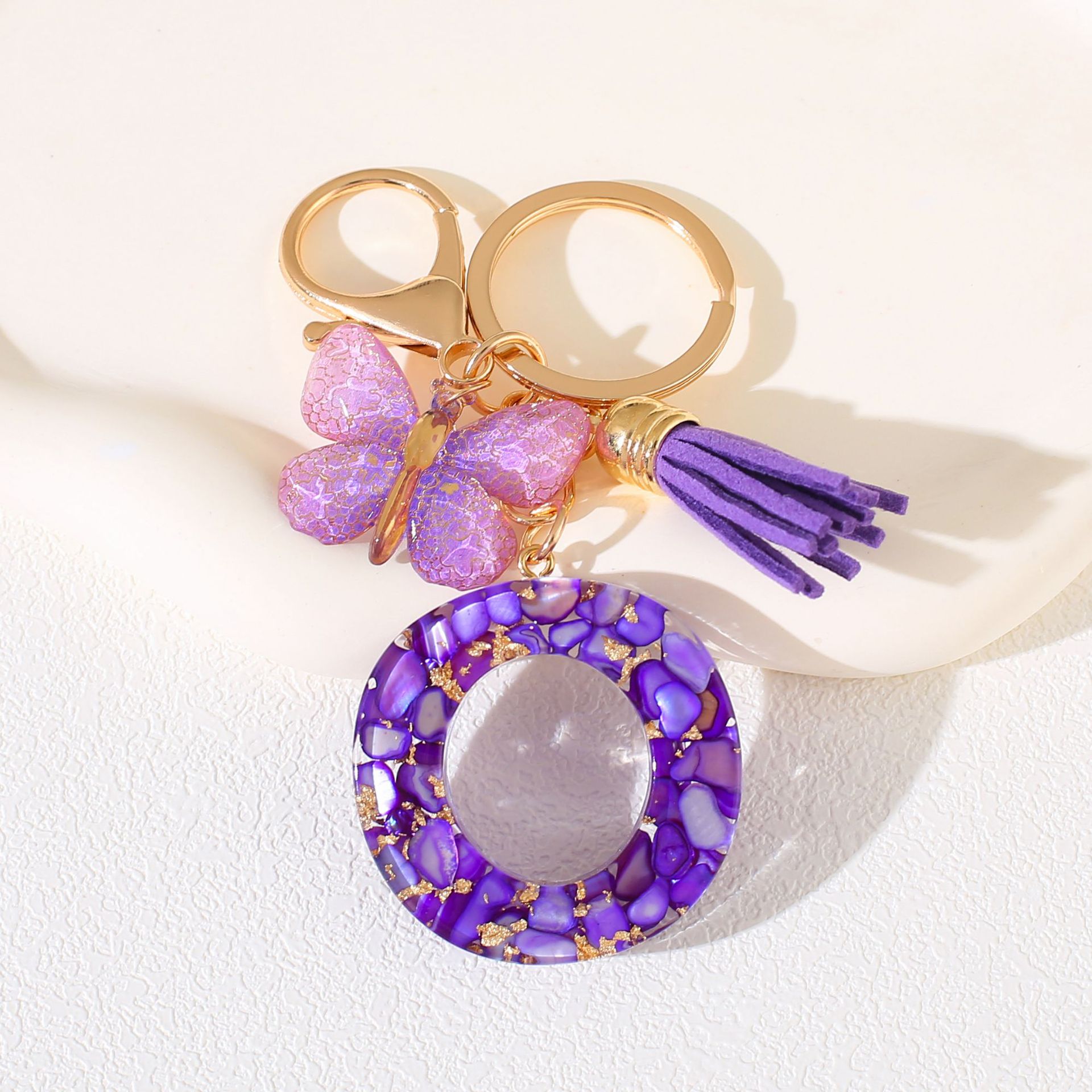 Fábrica directa de Yiwu accesorios de resina de goteo de embalaje llavero anillo de metal letras mariposa brilla colgante damas