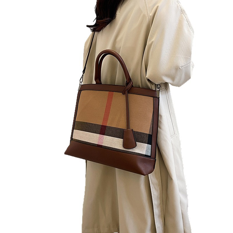 Borsa a tracolla da donna grande con righe verticali elegante_voghion.com