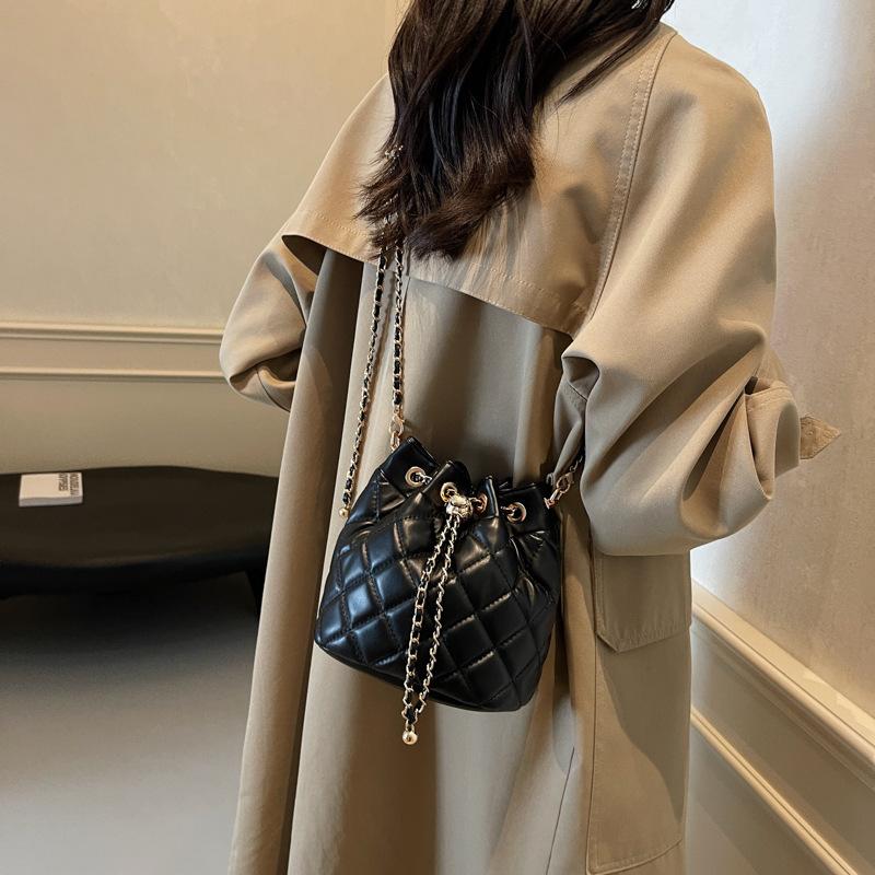 2024 New Quilted Chain Drawstring Light Luxury Round Bucket Shoulder Crossbody Bag For Women_voghion.com