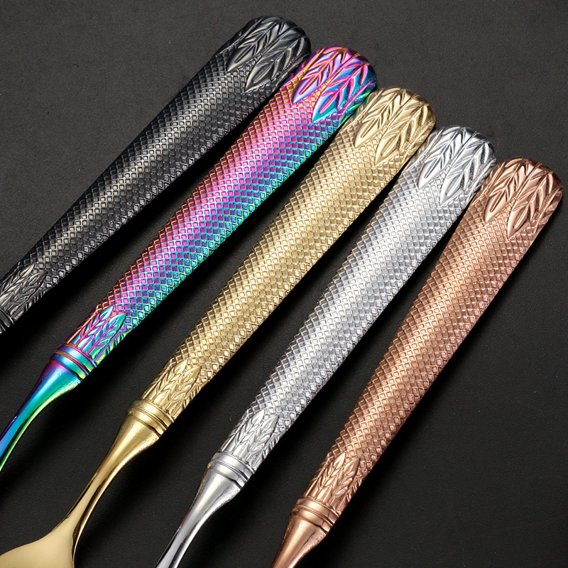 Juego de vajilla de acero inoxidable Corte ligero cuchillo de alivio de lujo, tenedor y cuchara Hotel Golden Western vajilla cuchillo de carne de cinco piezas