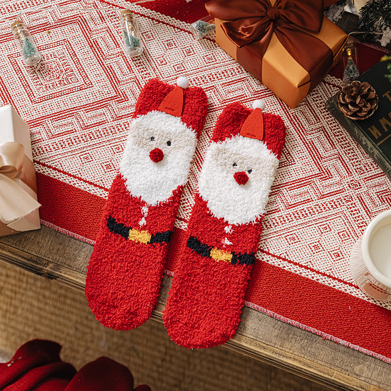 クリスマスの靴下の子供の珊瑚の絨毯の秋冬のカップルの親子はプレゼントをあげます。|undefined