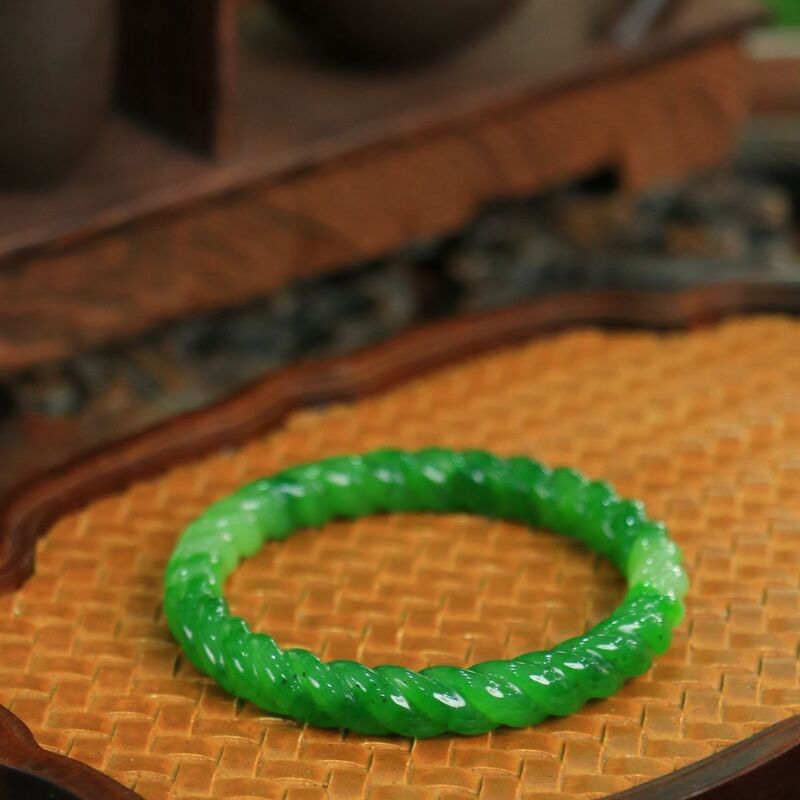 Retro Spiral Green Floral Bracelet with a Warm Luster, Natural and Simple Design, Twist Bracelet, Versatile Holiday Gift