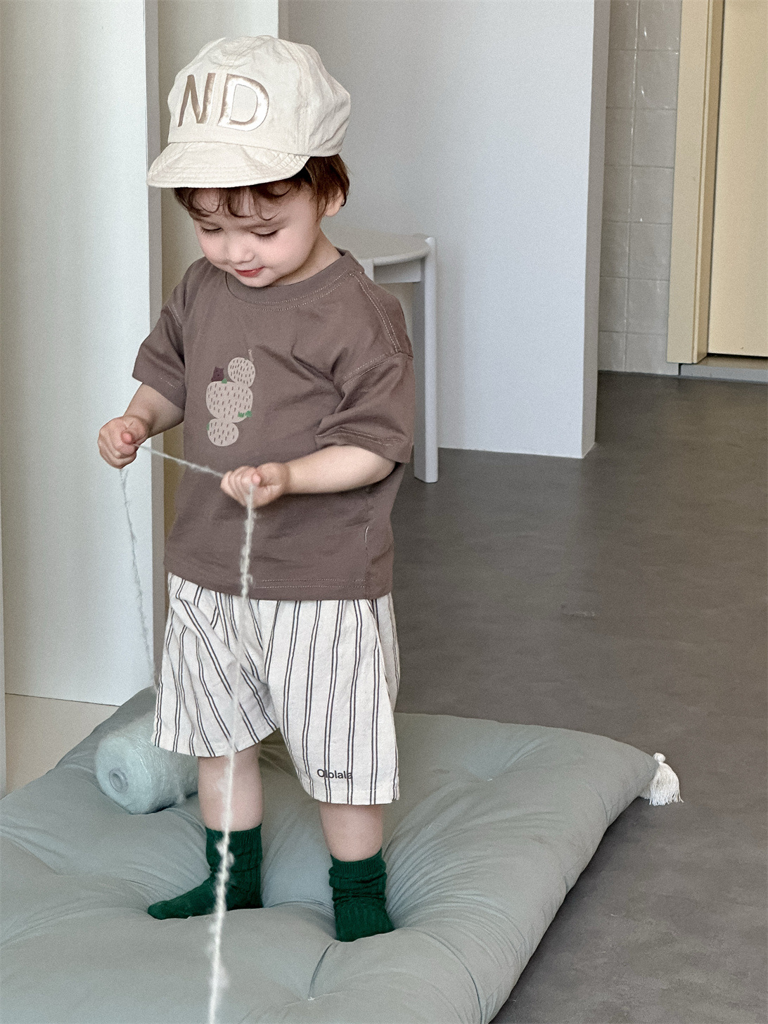 Conjunto de camiseta de manga corta de verano para niños, estilo fino, conjunto de verano para bebé 2026, conjunto de pantalones cortos a rayas estilo coreano para niños.