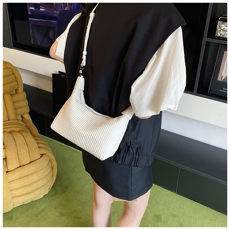 A niche hand-held pleated bag for women in the summer of 2025, a trendy and retro underarm bag, and a versatile Instagram single-shoulder crossbody bag undefined