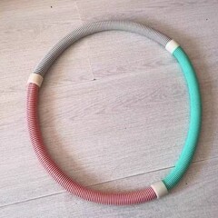 卸売りの女性の成人は輪の外の輪を強めて腰を捻ります。