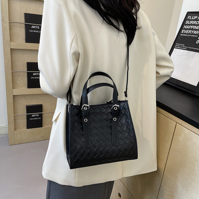 Gran capacidad trenzada de hombro mochila de verano 2024 nueva textura de diamante de alta calidad para trabajar bolsas de viaje