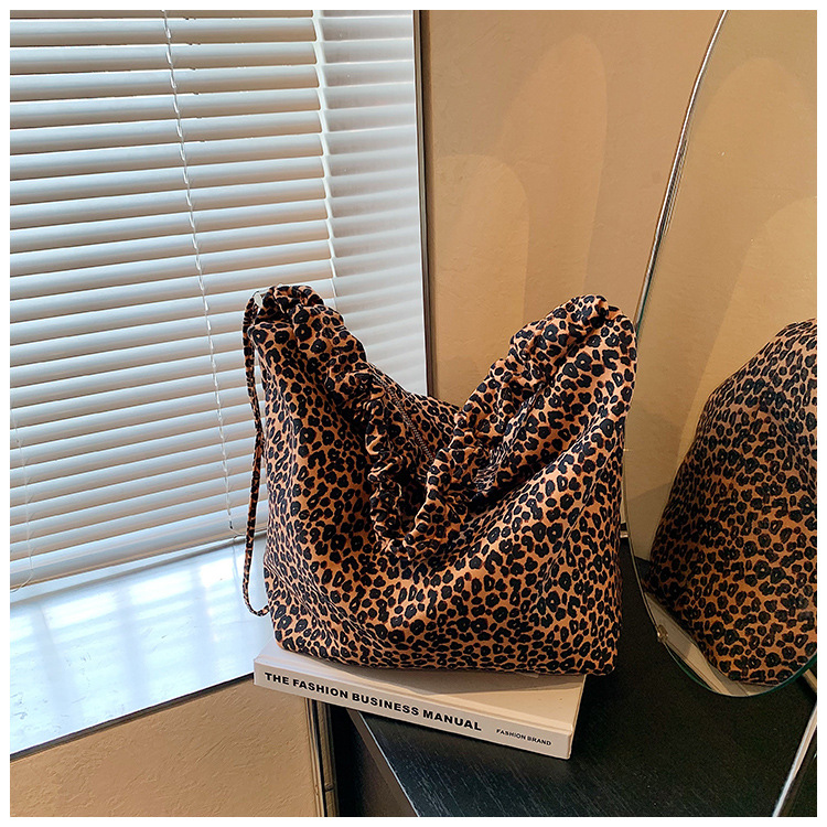 Leopard print women's tote large capacity crossbody bag, 2024 new casual canvas college student fashion class bag_voghion.com