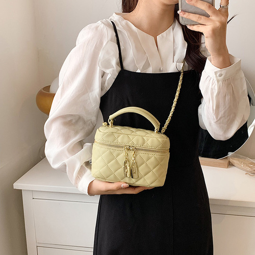 2024 New Water Bucket Bag with Herringbone Pattern, Large Capacity Street Fashion Handheld Makeup Bag, Single Shoulder or Crossbody with Small Chain, Women's Bag