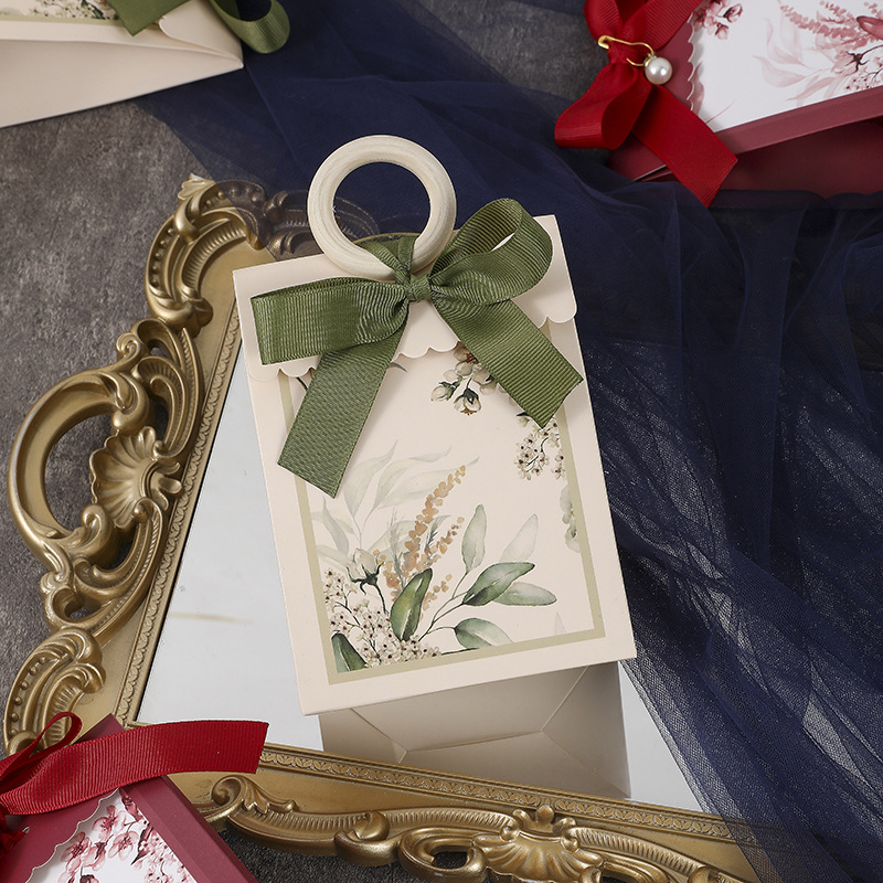 Handicrafts New Wholesale European Style Wedding Candy Box Simple Gift Creative Handbag Flower Pattern Sugar Box 