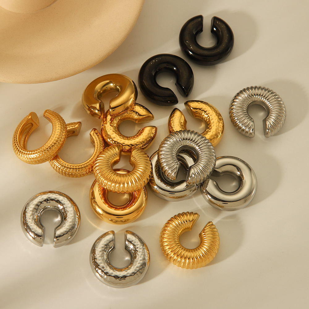 Ins celebridades de Internet europeas y americanas, el mismo estilo, personalidad de moda, diseño de nicho, patrón chapado en oro de acero de titanio geométrico, sin orejas perforadas, clip para la oreja femenino