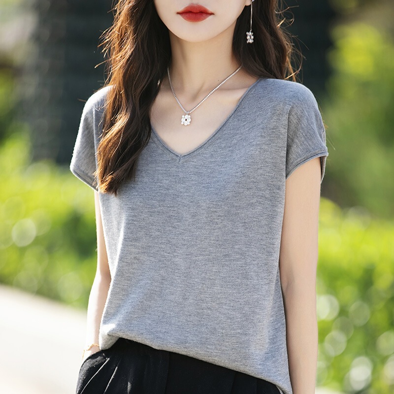 Women's new summer style V-neck short-sleeve T-shirt made of mulberry silk, high-end fine-spun wool with rolled edges, loose-fitting knit top Women's new summer style V-neck short-sleeve T-shirt made of mulberry silk, high-end fine-spun wool with rolled edges, loose-fitting knit top