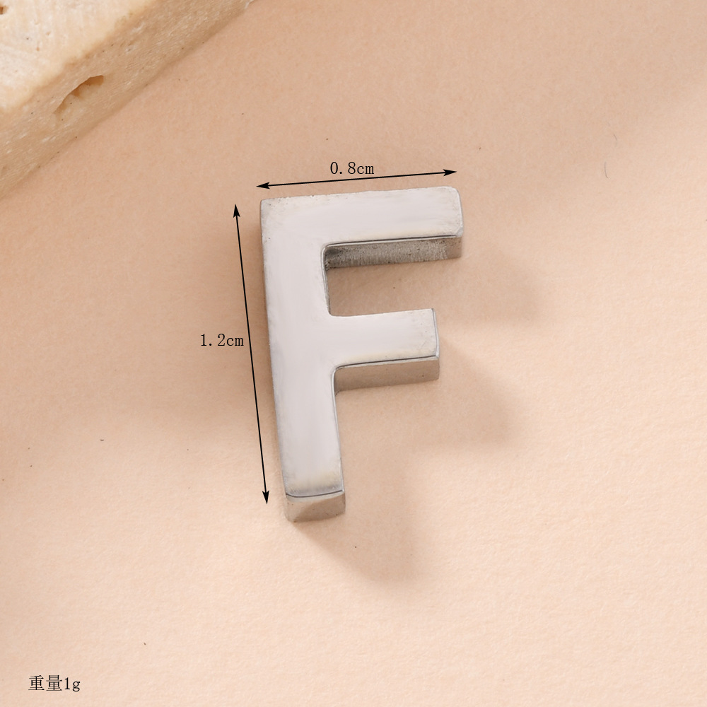 Venta caliente transfronteriza 26 letras inglesas colgantes de agujero recto collar de acero inoxidable colgantes accesorios de letras de bricolaje fabricantes de joyas