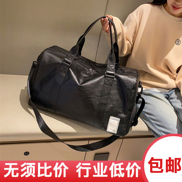 Capacious sports bag wet and dry separation