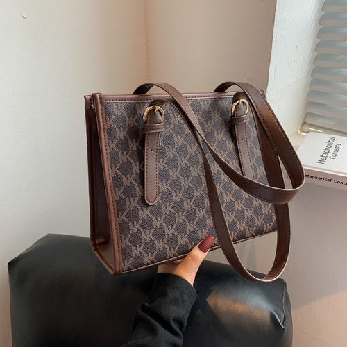 Large-capacity bag for women  new fashionable shoulder armpit bag commuter style personality portable tote bag for women