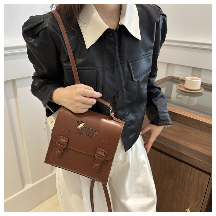 This is a new retro commuting backpack for the autumn of 2024, featuring a casual color contrast and a niche design. It is a small square single-shoulder hand-carry bag undefined