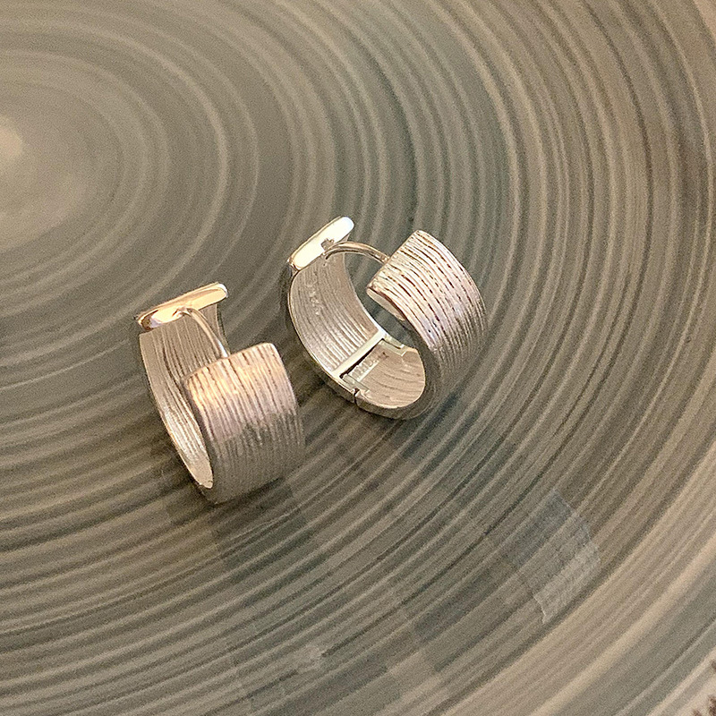 Orecchini a lobo in argento spazzolato e satinato da donna_voghion.com
