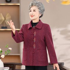 春秋コートの女性の中高年のお母さんは襟の毛をめくっています。上着のおばあさんはカジュアルなコートのおばあさんの春の服を着ています。