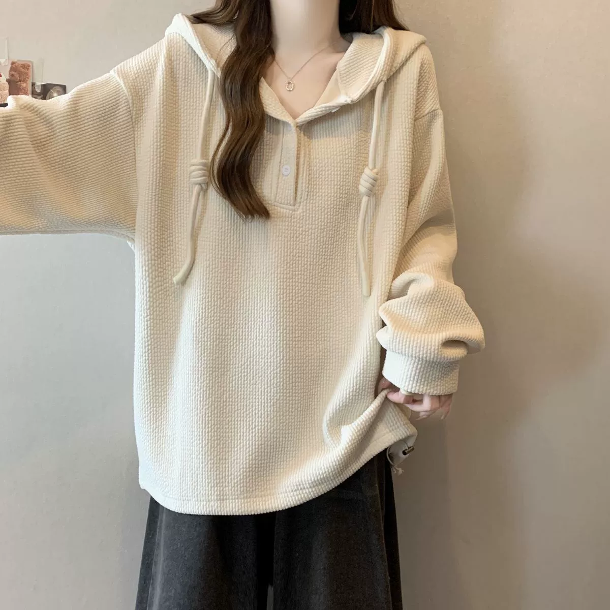 200 фунтов большой размер текстуры ямы с капюшоном футболка женская весна и осень 2025 новая свободная тонкая мода топ женская