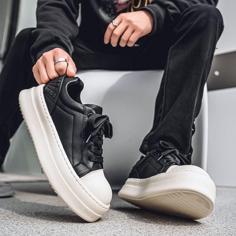 2025 suela gruesa aumentando la superficie de cuero transpirable paseo por el estilo de Hong Kong zapatos deportivos de estudiantes coreanos pequeños zapatos casuales blancos para hombres