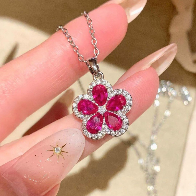 A cool, refreshing, sparkling rose-red flower necklace with a unique design that's versatile, delicate, gentle, and simple, perfect for women with a delicate collarbone.