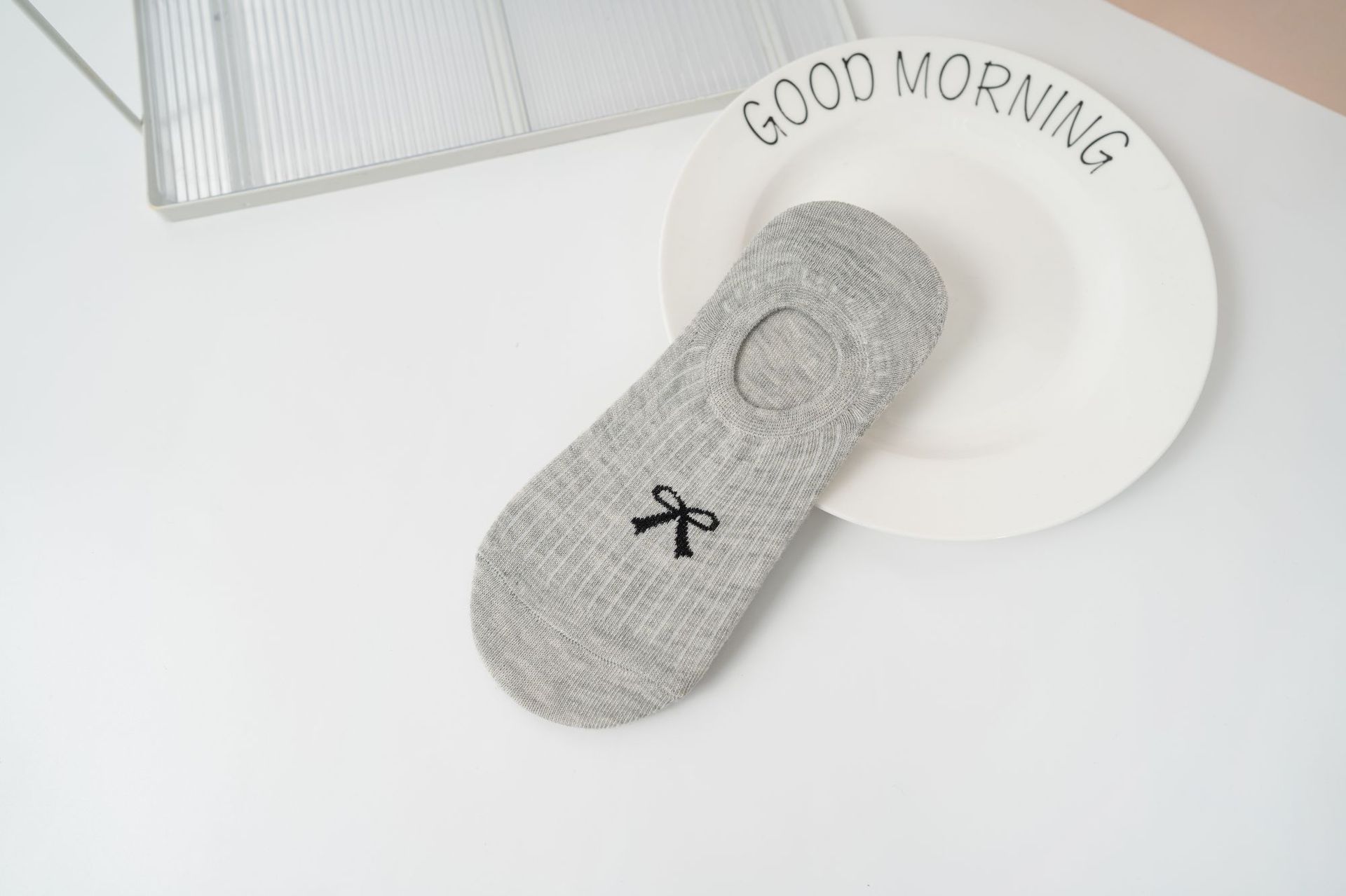 회색 보이지 않는 양말