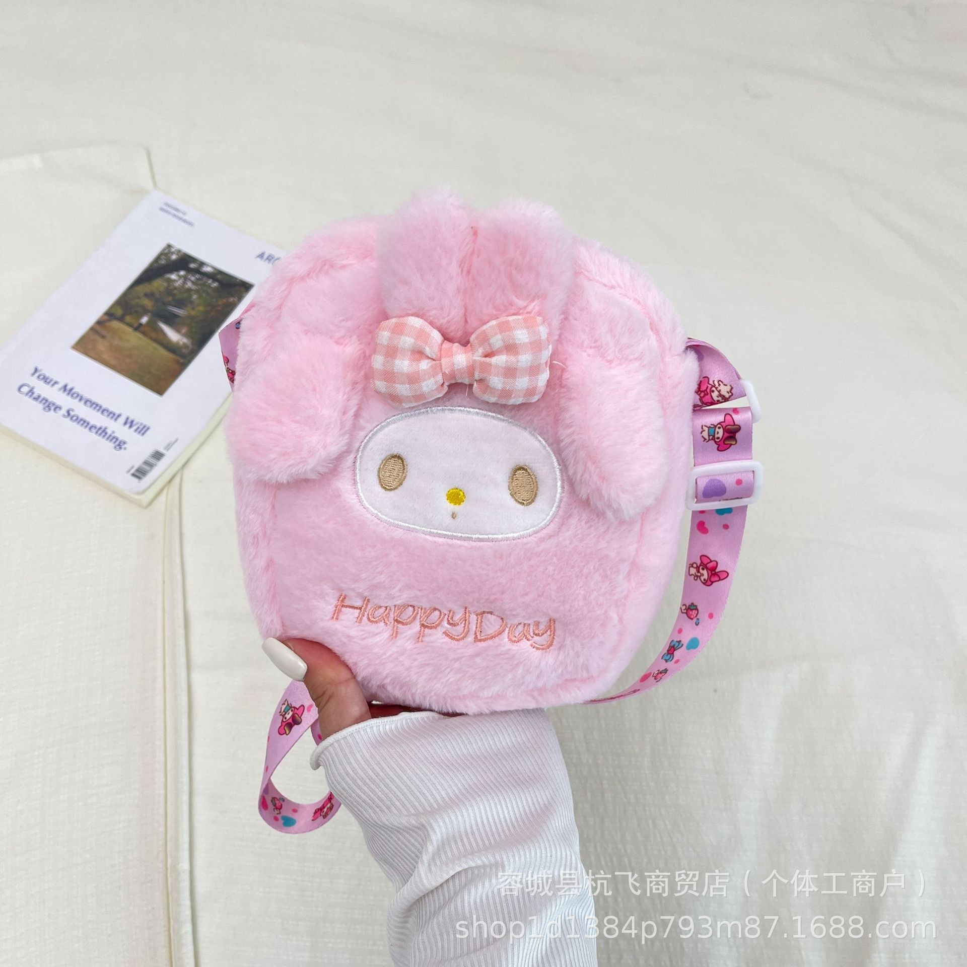 Venta al por mayor de fábrica bolsa de felpa juguete bolsa de mensajero Kulomi peluche de oso de fresa bolso japonés Sanrio