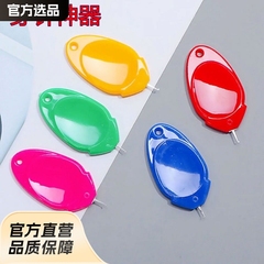 親指の補助の針を通して器の中で老人は自動的に針を通して器の家庭のミシンを通します。