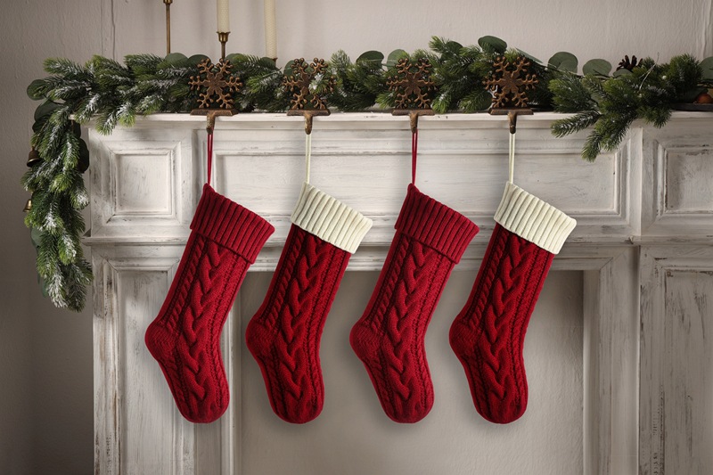 Gestrickte dekorative Weihnachtsstrümpfe Hängestück Farblich passende vergrößerte Staffelung Fried Dough Twists 46 groß_voghion.com