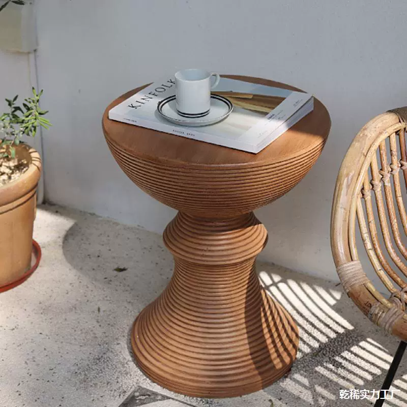 Круглый стол с дизайном под дерево, диван натурального цвета дерева, деревянный круглый художественный журнальный столик, искусственный дерево для гостиной, простой и минималистичный.