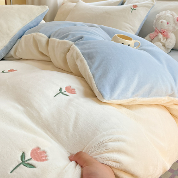 Tres o cuatro piezas de lana de leche gruesa de color sólido pequeño fresco doble invierno lana de coral doble cama de lana simple conjunto