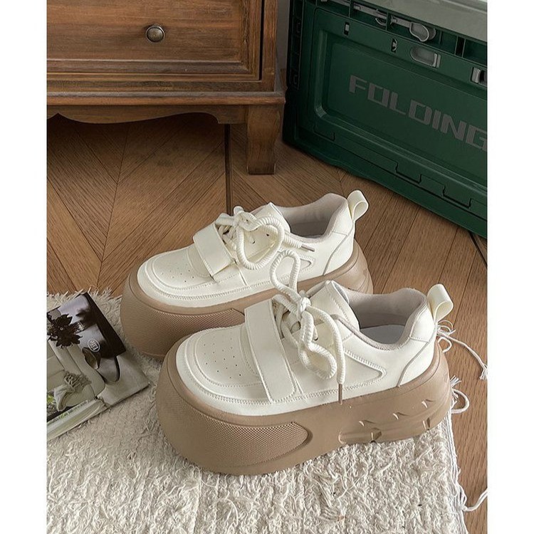 Muffin de fondo ultra grueso zapatos blancos para mujeres verano y otoño de 2025, nuevos zapatos de skate cómodos para mujeres.