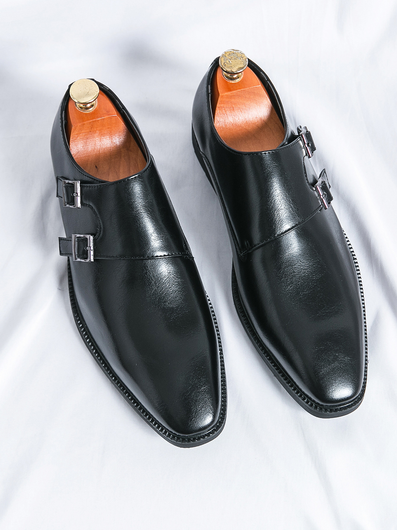 Zapatos de cuero de punta punta para hombres de moda coreana, zapatos de negocios casuales de un solo pie para hombres, zapatos de estilo de cabello de alta altura para hombres.