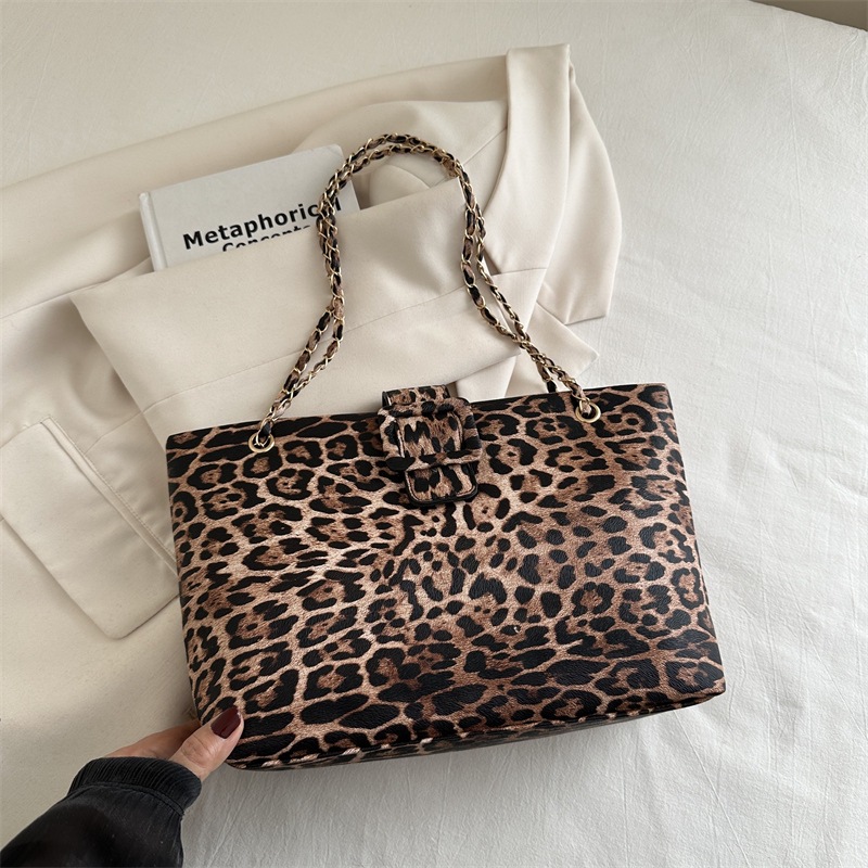 2024 invierno nueva moda bolso de hombro con estampado de leopardo popular de este año bolso de axilas de viajero de celebridades de Internet bolso de alto valor