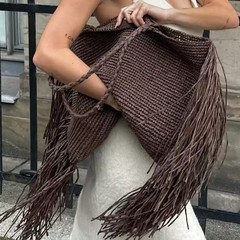 ネットセレブと同じスタイルのファッショナブルで多用途なトートブラウンストロータッセルカジュアルデザインの女性用ポータブルショルダーバッグ