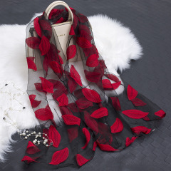 シルクタオル女性春秋百合日焼け止めタオルファッション欧根糸刺繍薄いマフラーストール両用長型ビーチタオル