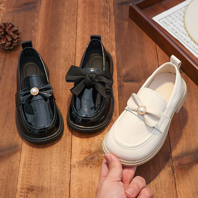 Черные кожаные туфли для девочек, детские туфли для выступлений, черно-белые студенческие туфли, торжественные школьные туфли для девочек с цветами, мягкая подошва принцессы.