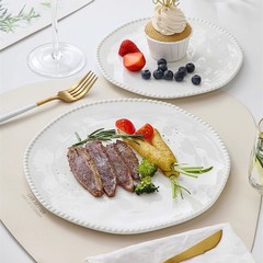 創意的な白いステーキの食事の皿のビーズは陶磁器の家庭用朝食の皿の特色の高級感のケーキの皿の高級な平たい皿を注文します。