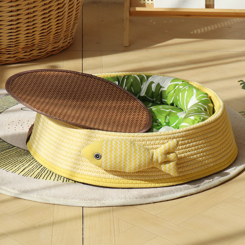 접힌 골판지 노란색 + 작은 물고기 + 녹색 면 패드 + 녹색 베개 + 매트