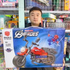 オートバイの模型は積み木の子供のおもちゃのアベンジャーズをつづり合わせて人の子のクロスボーダーの対外貿易の教育機関の贈り物を挿し込みます。