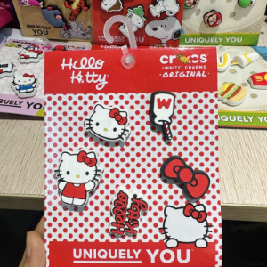 新しい漫画の赤いハローキティの靴の花、かわいくて見栄えの良いミニオンの取り外し可能な下駄の靴の花の靴のバックル|undefined