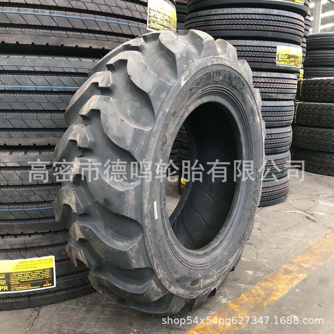 Los fabricantes suministran neumáticos agrícolas 10,5/80-12 neumáticos para cortacésped