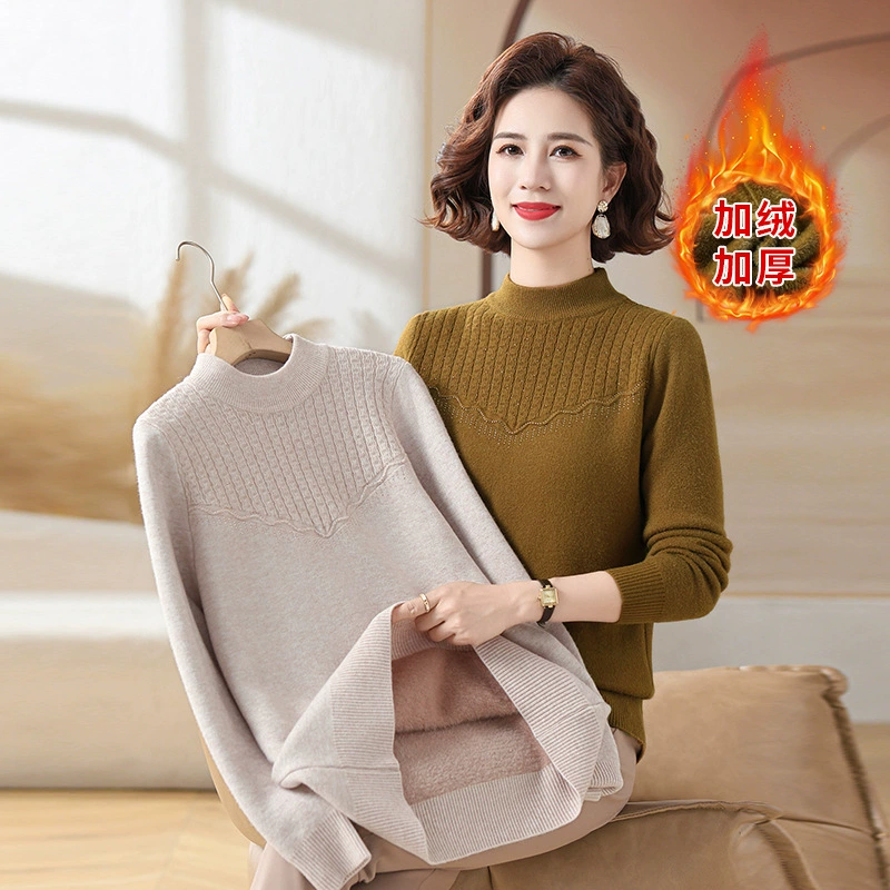 Зимняя мама средних лет с половинным воротником