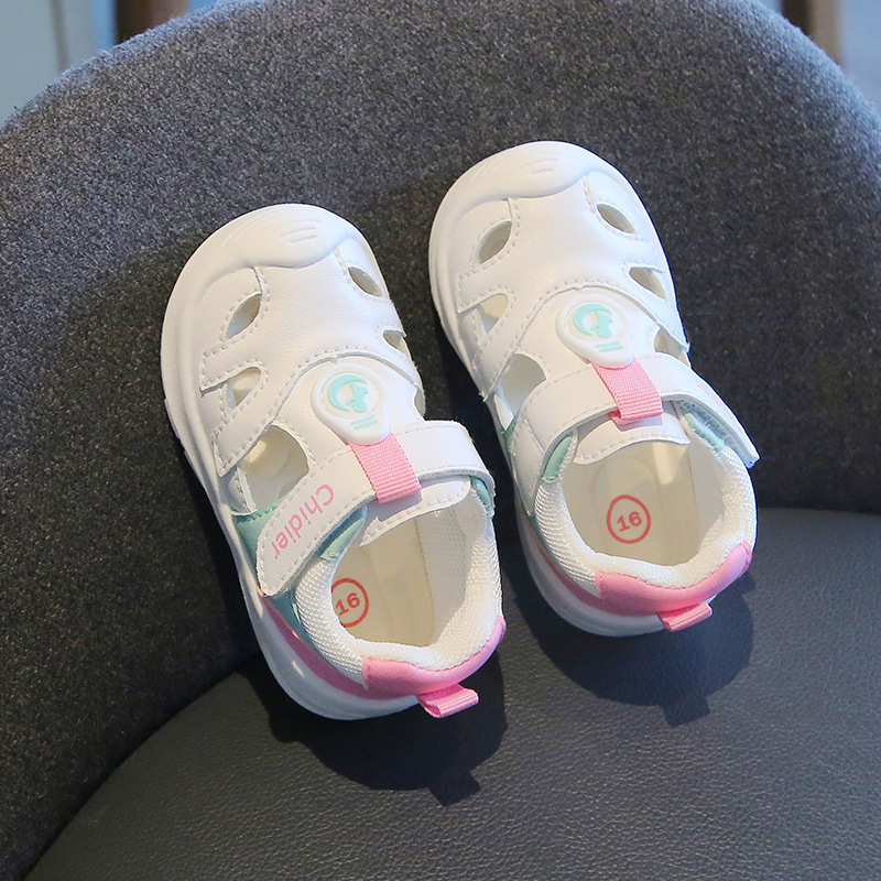 Deportes de los niños medias sandalias de verano nuevos niños y niñas superficie de cuero hueco zapatos de bebé cabeza bolsa zapatos de playa inferior suave todo partido