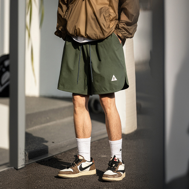 Hanlu Men's Loose Casual Shorts with Arc Hem Slit Design, Functional American-Style Embroidered Sports Knee-Length Shorts