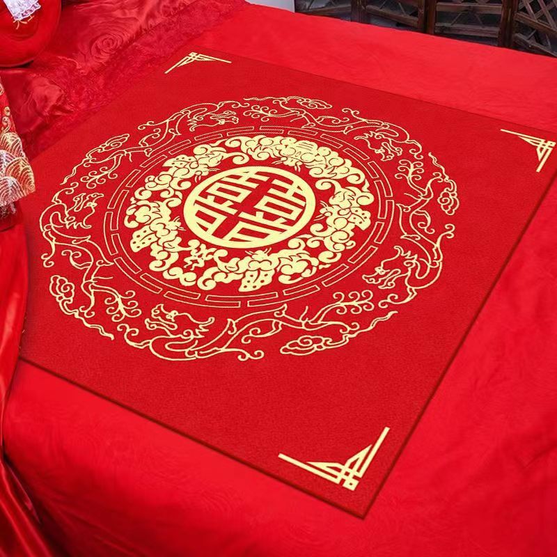 結婚して福のクッションの新型の新郎の新婦に座ります。|undefined